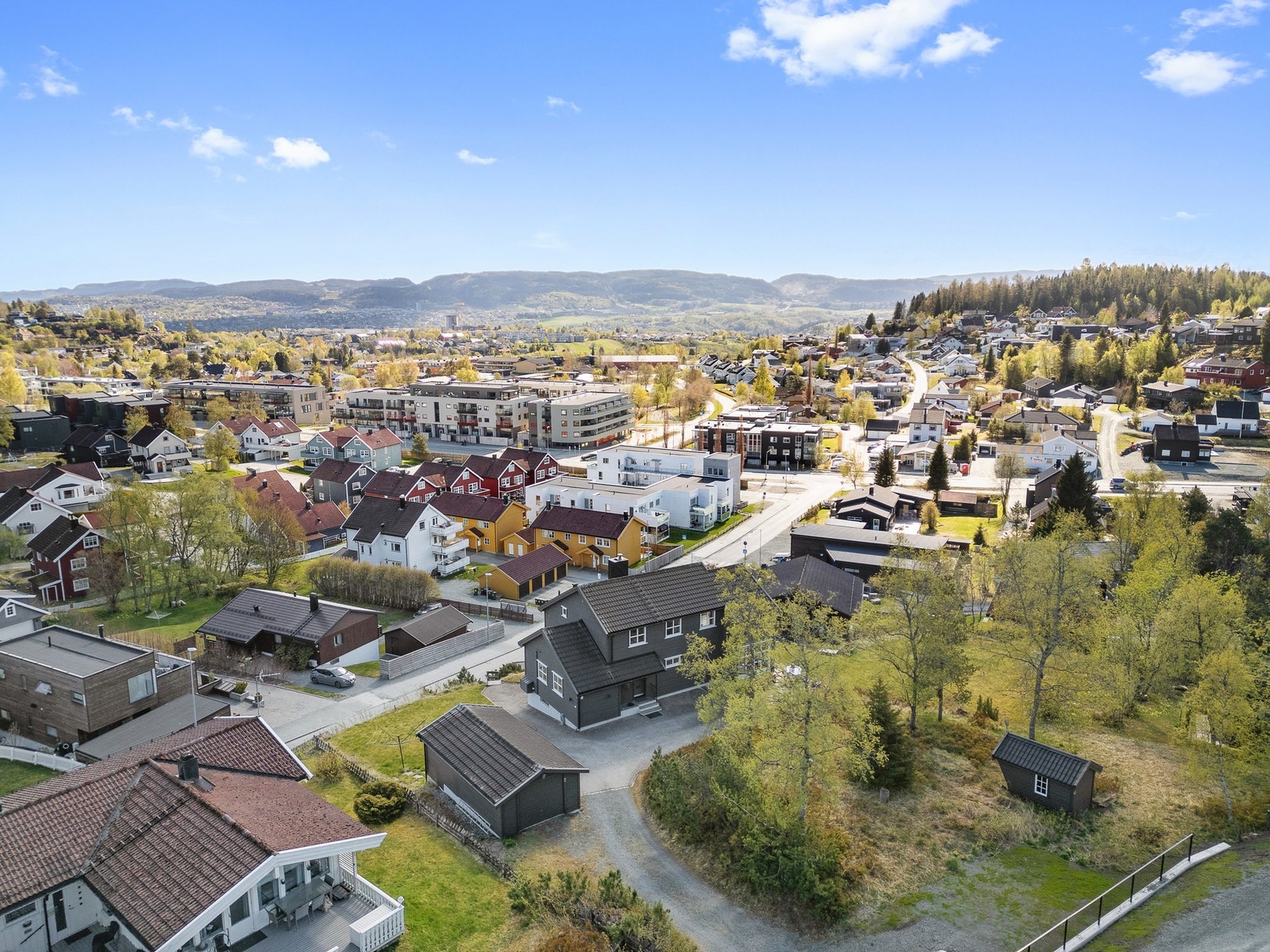 Boligen sokner til Dalgård barneskole og Ugla ungdomsskole, og det er gangavstrand til begge. Galleribilde