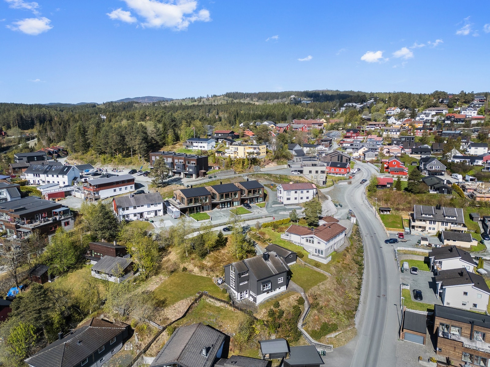 Eiendommen ligger i et rolig og etablert nabolag med gangavstand til Bymarka med et stort turstinett, flere badevann og idrettsanlegg på Dalgård. Galleribilde