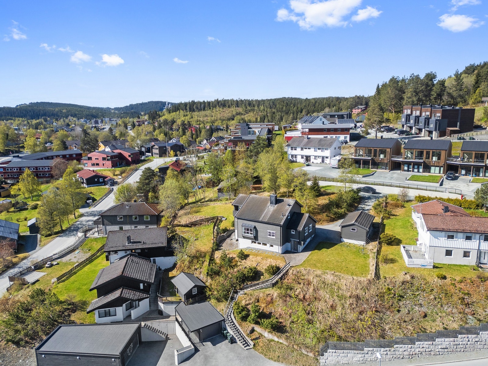 Det er parkeringsmuligheter i to garasjer samt oppstillingsplasser på egen tomt. Galleribilde