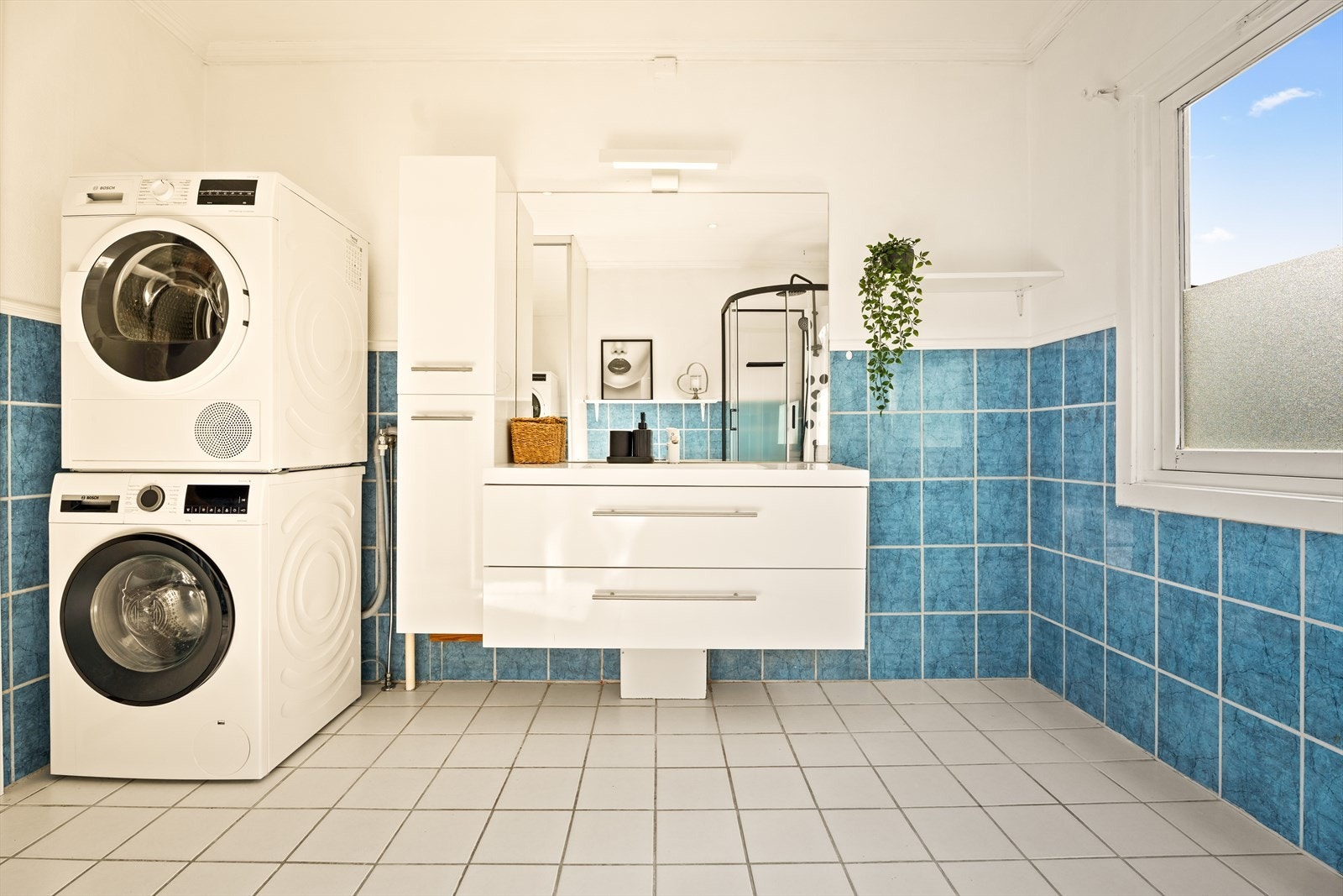God plass til både vaskemaskin og tørketrommel på badet. Galleribilde