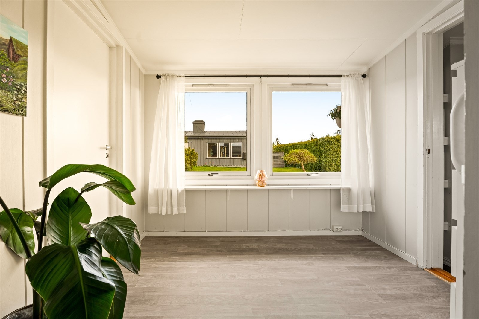 Rommet har malte trevinduer med 2-lags glass. Galleribilde