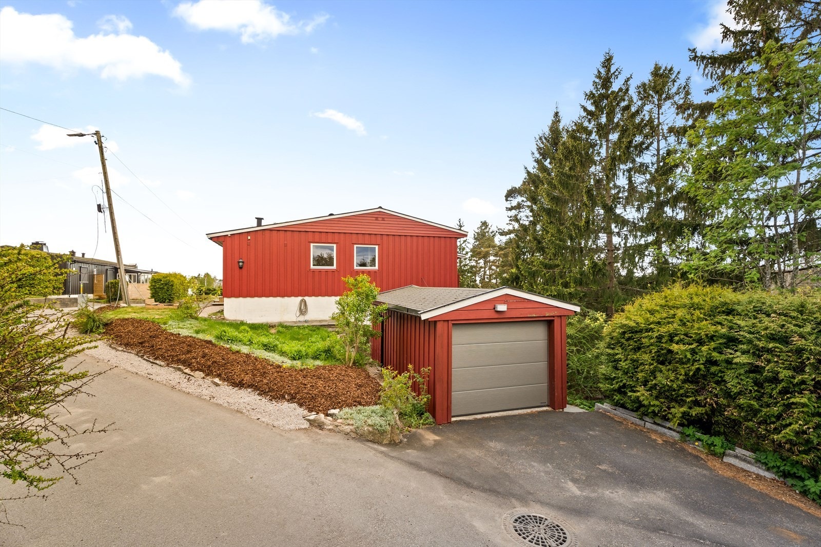 Garasjen er på ca. 15 m² med yttervegger av trekonstruksjon og saltak tekket med shingelpapp. Galleribilde