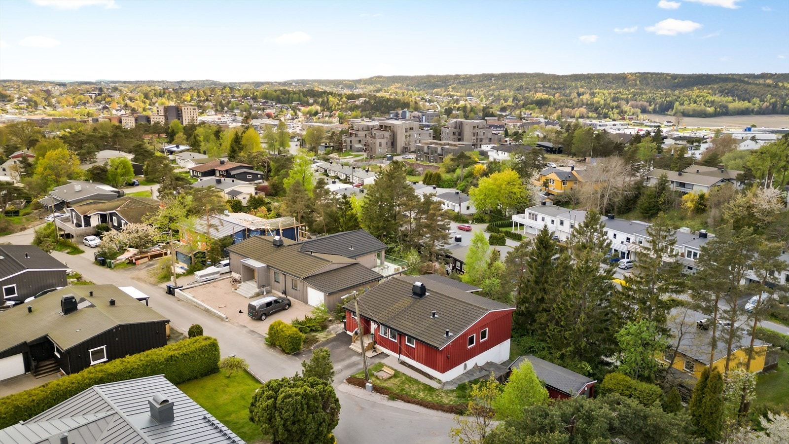 Boligen ligger i et etablert boligområde med kort avstand til skoler, barnehager og butikker som Meny og Coop Extra. Galleribilde