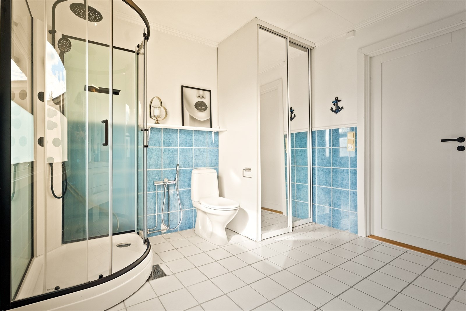 Gulvet har fliser med elektriske varmekabler. Badet ble pusset opp i 2002. Galleribilde