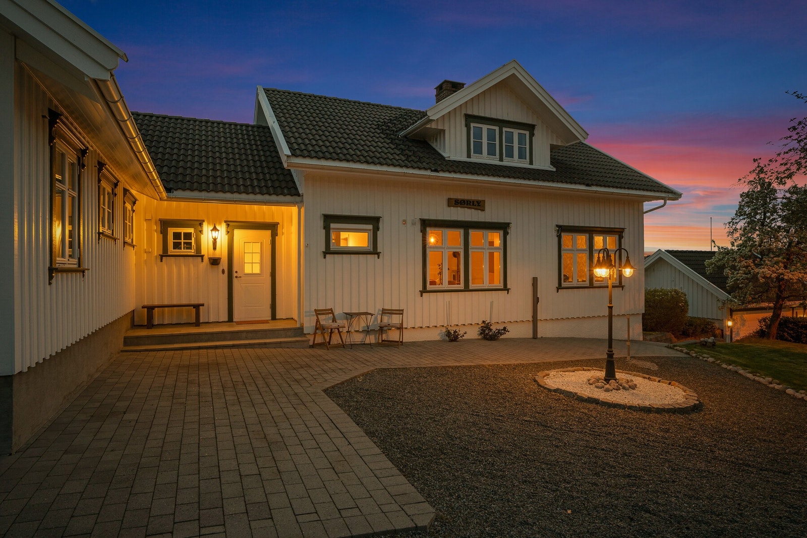 Gjennom årene er boligen videreutviklet og tilpasset moderne bruk, blant annet med tilbygg/sidebygning fra 1997 som tilfører eiendommen ekstra fleksibilitet og funksjonalitet. Galleribilde