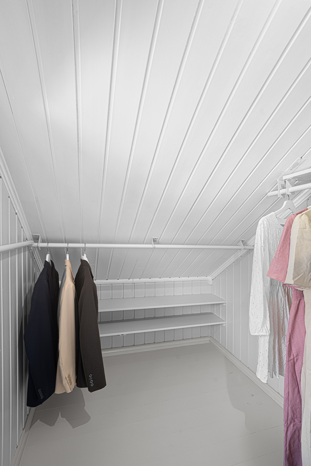 Gode lagringsmuligheter i tilknytning hovedsoverom. Det er to separate boder som gir mye lagringsplass. Galleribilde