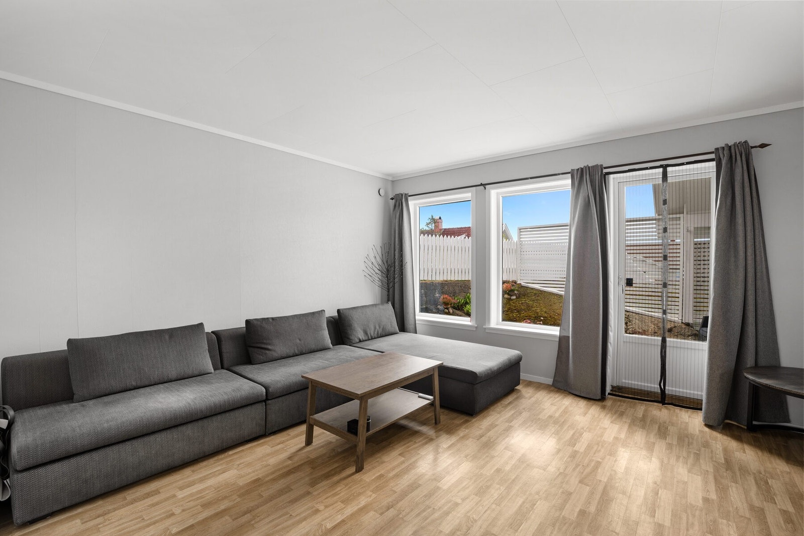 Hyggelig og funksjonell stue med plass til både sofagruppe og spiseplass. Galleribilde