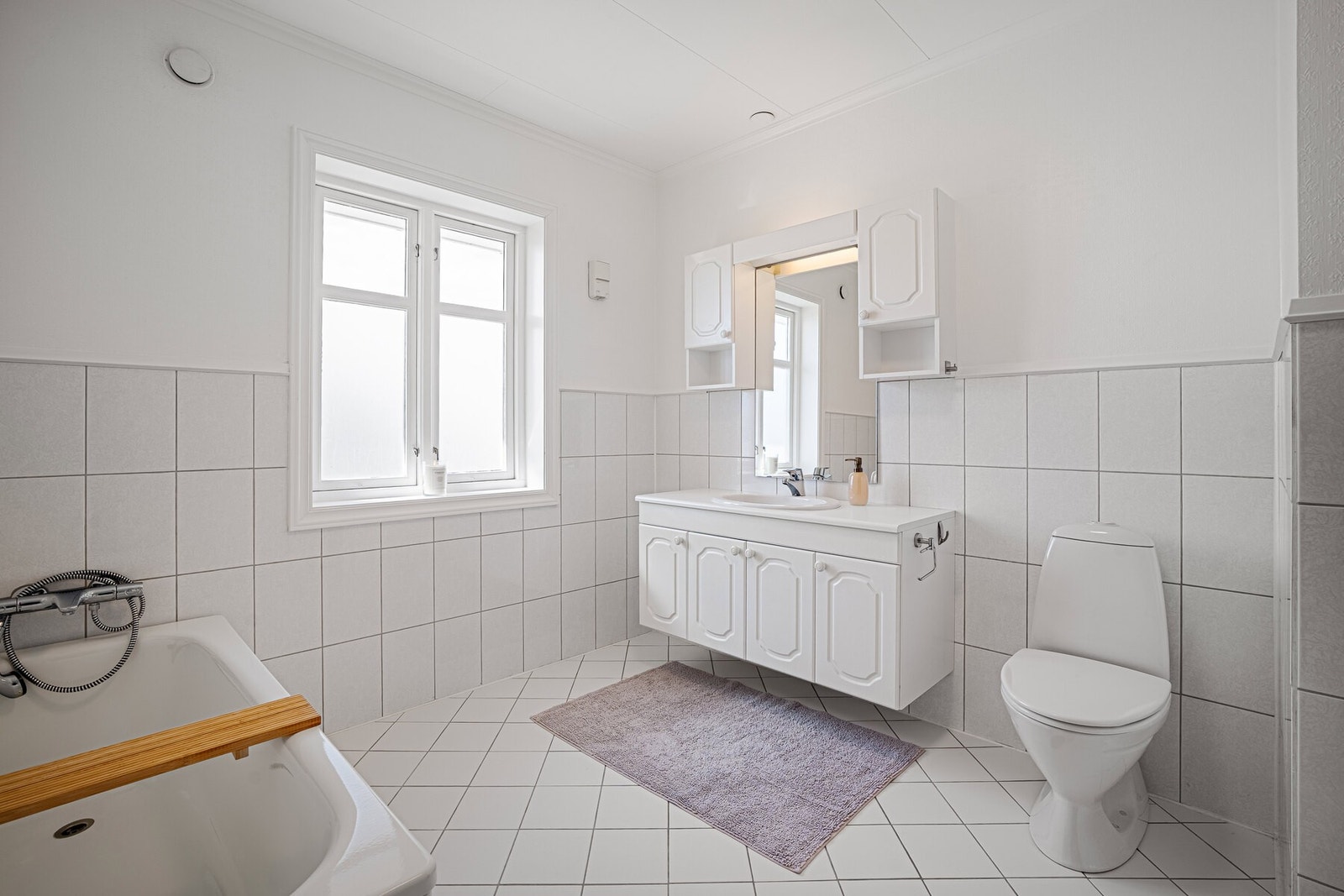 Hovedbad med dusjkabinett, badekar og varmekabler i gulv. Galleribilde