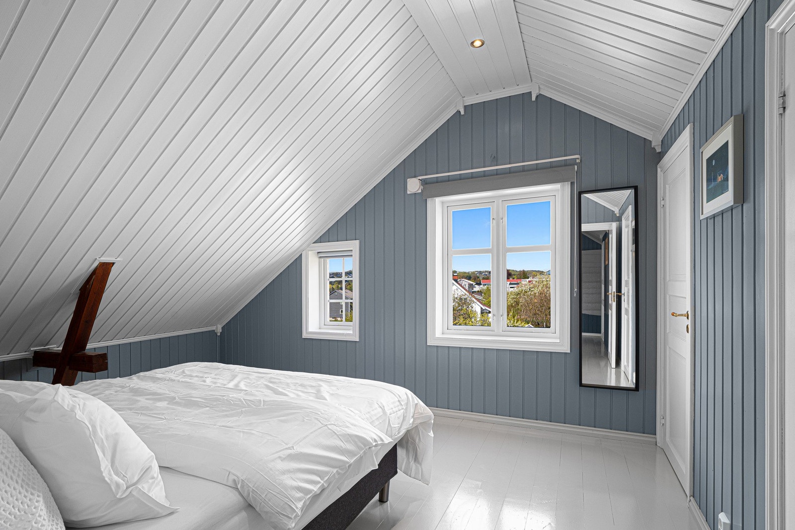 Gode rom med plass til både seng, garderobe og hjemmekontor. Galleribilde