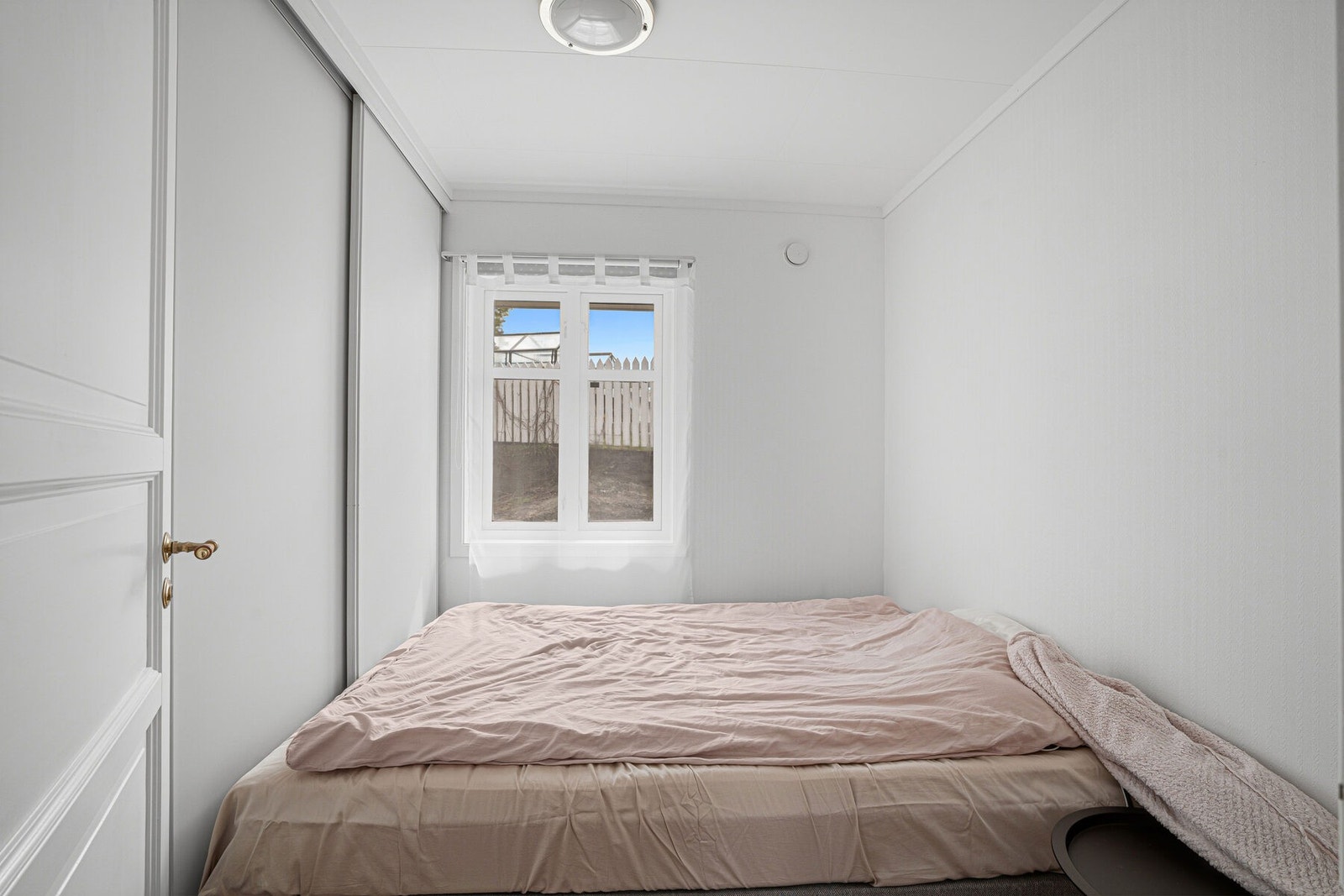 Skjermet og hyggelig soverom med plass til seng og garderobeløsning. Galleribilde