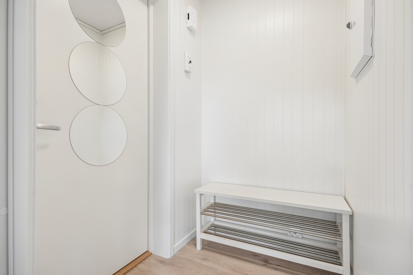 Lys gang med plass til oppbevaring av sko og yttertøy. Galleribilde