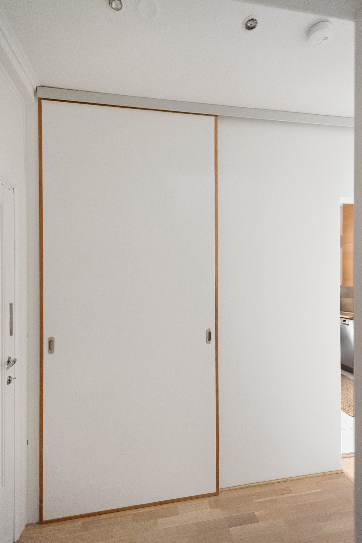 Entréen er romslig og er utstyrt med innebygget garderobeskap som gir god plass til yttertøy og sko.
Foto: Studio Oslo Galleribilde