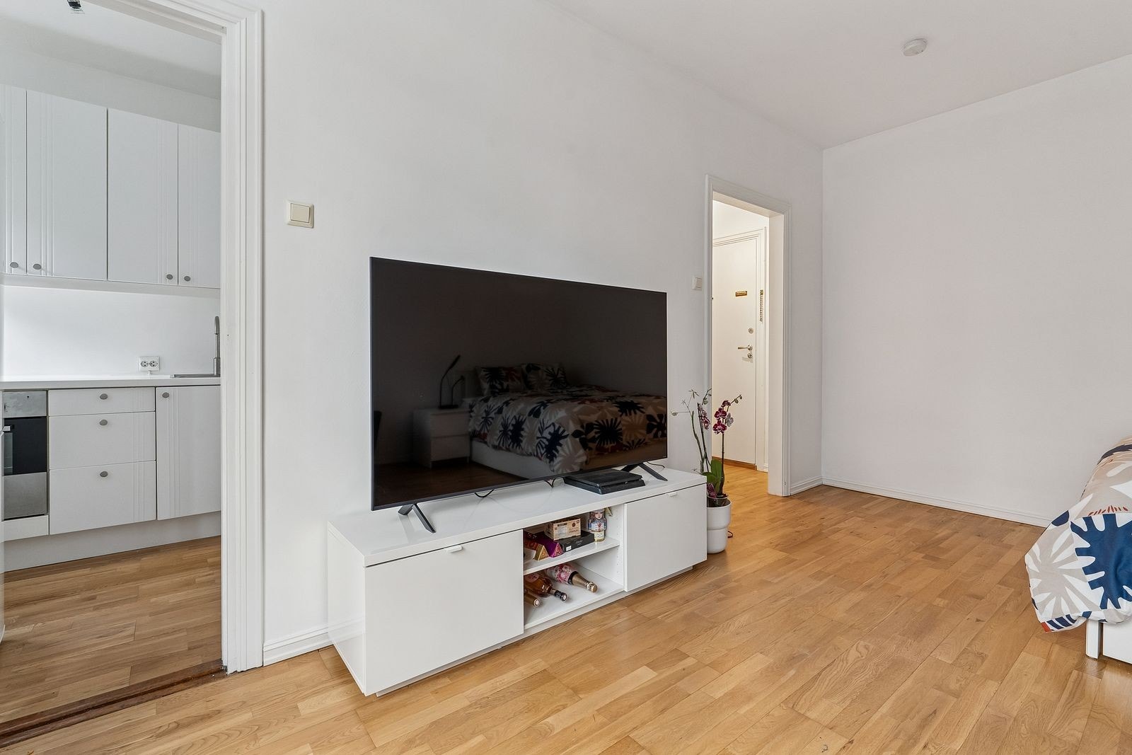 Boligens vindu vender inn mot innergård. Galleribilde