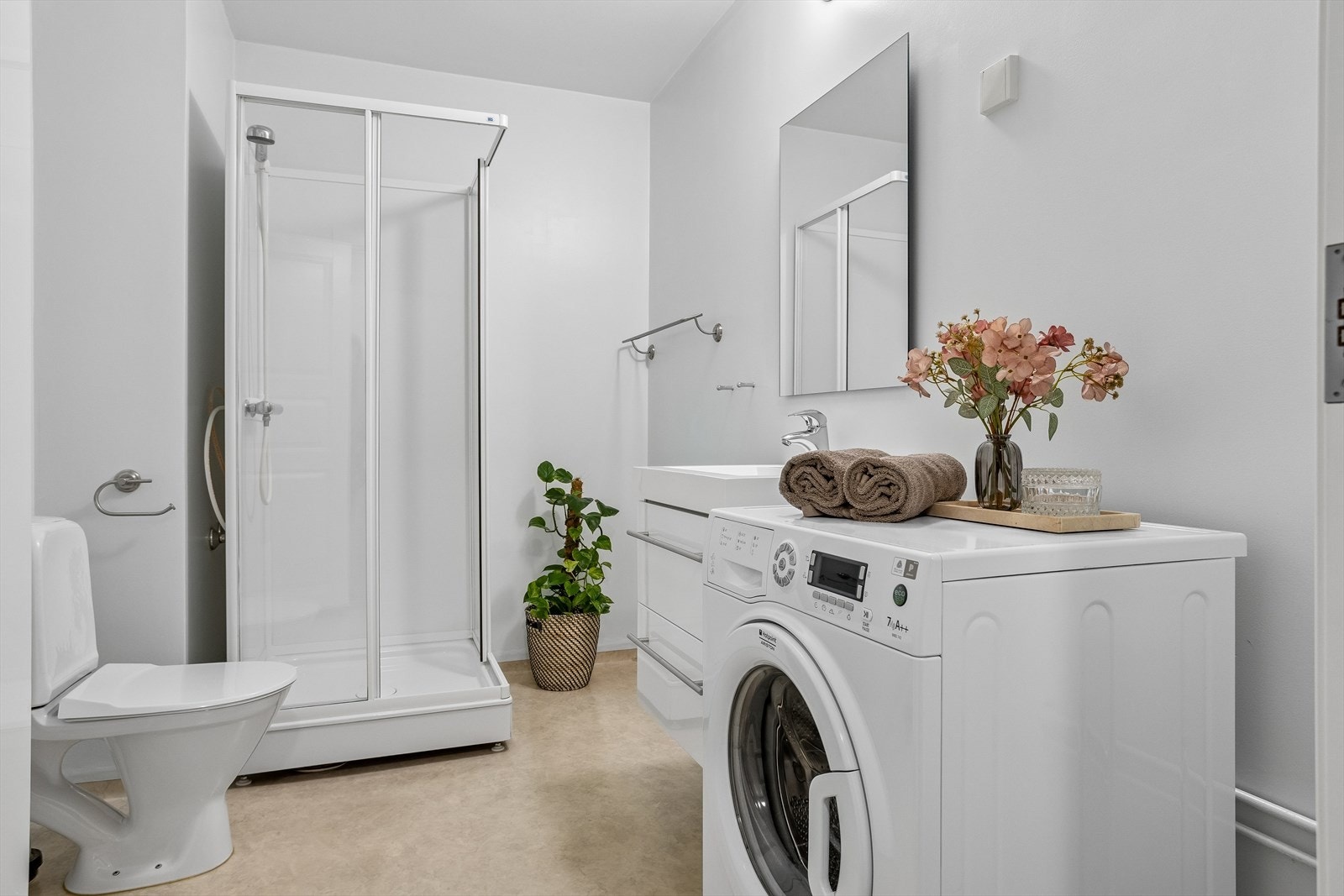 Stort og romslig bad. Badet har varmekabler i gulvet, og praktisk opplegg for vaskemaskin. Galleribilde