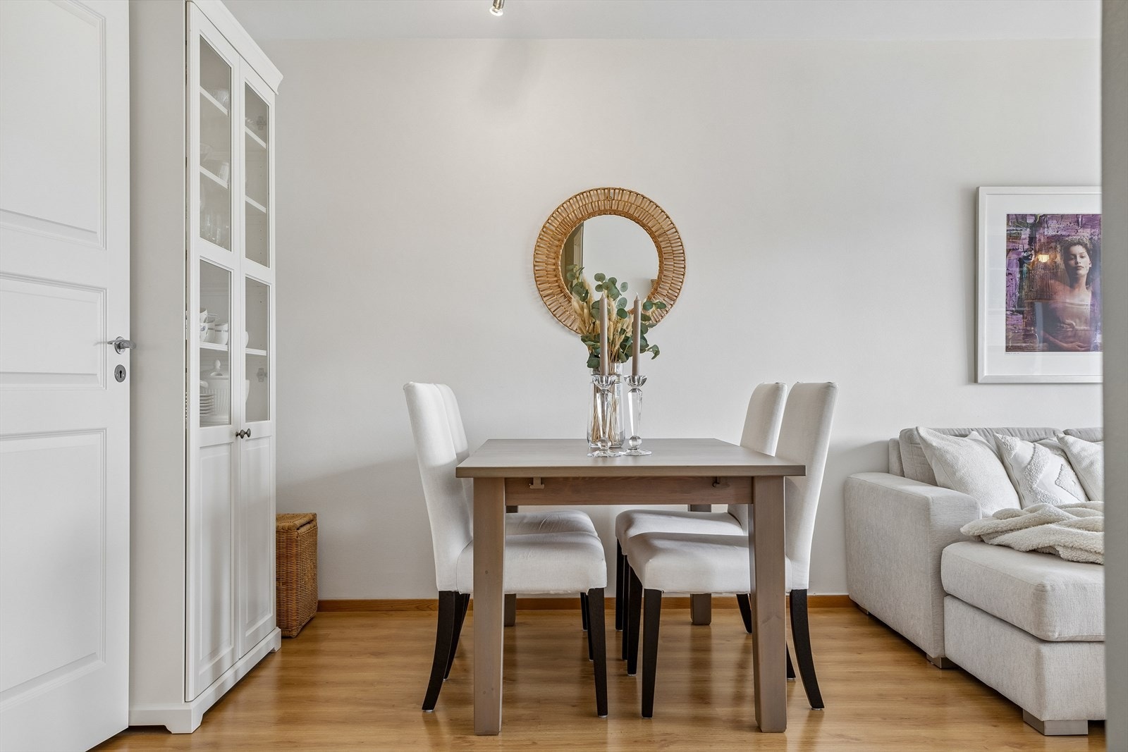 Godt med plass til spisegruppe, samt annet møblement. Galleribilde