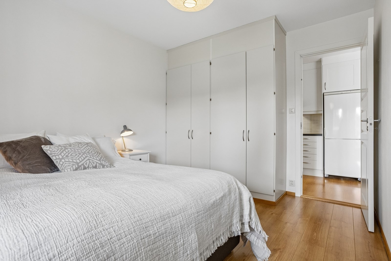 En hel vegg med garderobeskap gir rikelig med oppbevaringsplass på soverommet. Galleribilde