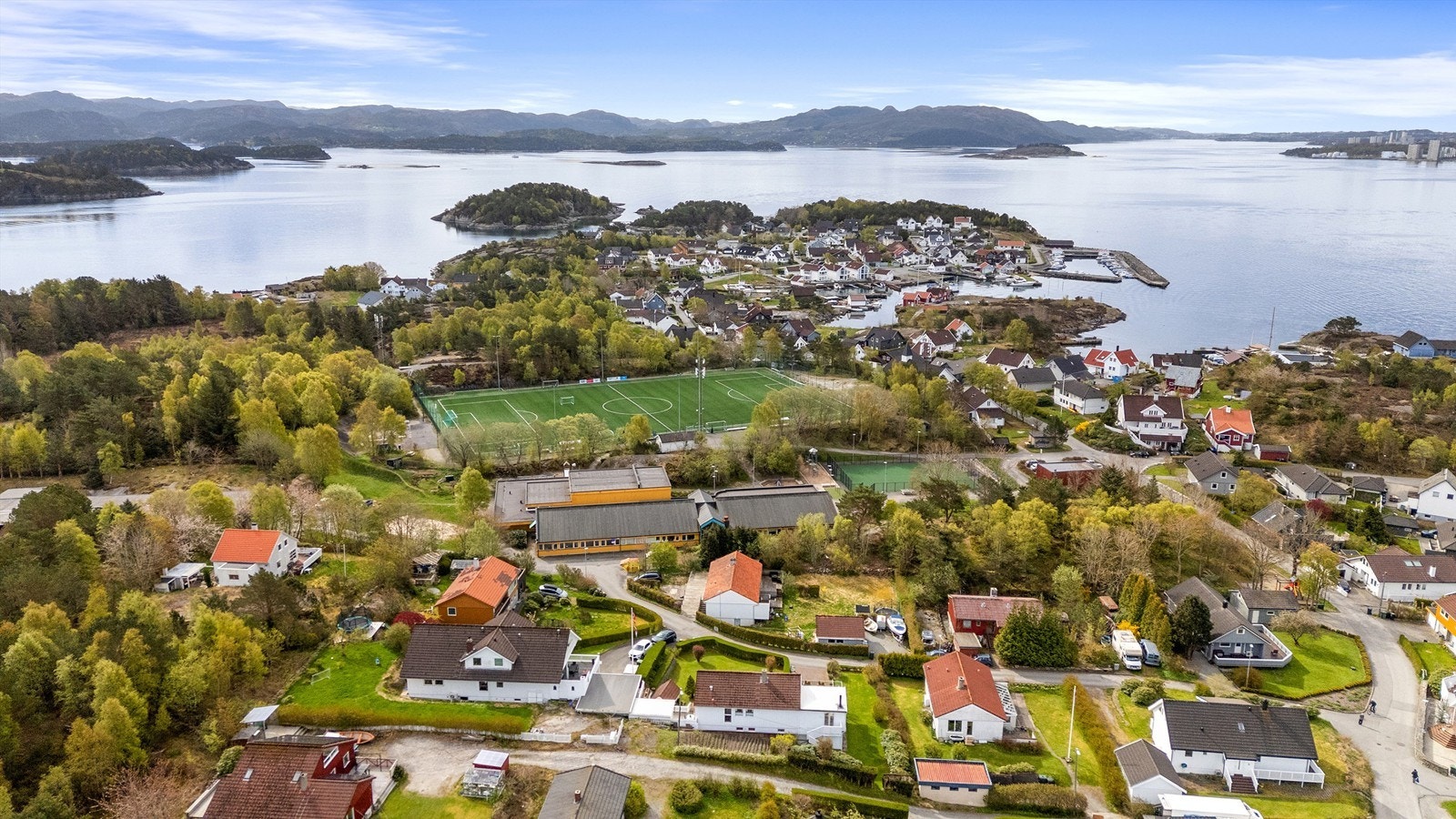 Kort vei til Vassøy skole (1-7 kl.) og Vassøy idrettsanlegg med kunstgressbane. Galleribilde
