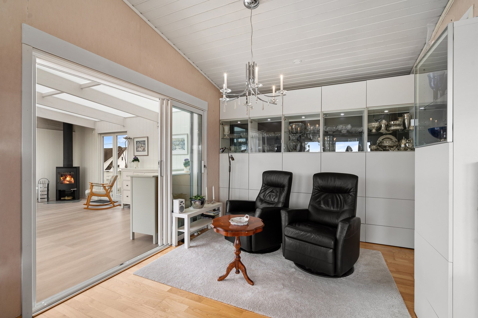 Hagestuen fungerer som en forlengelse av stuen og har gulvvarme. Galleribilde