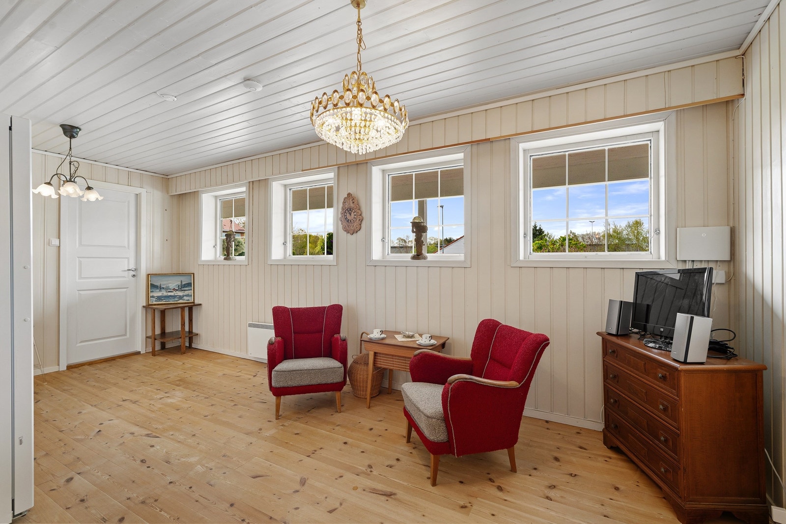 Første etasje har et eget oppholdsrom med heltre gulv. Galleribilde