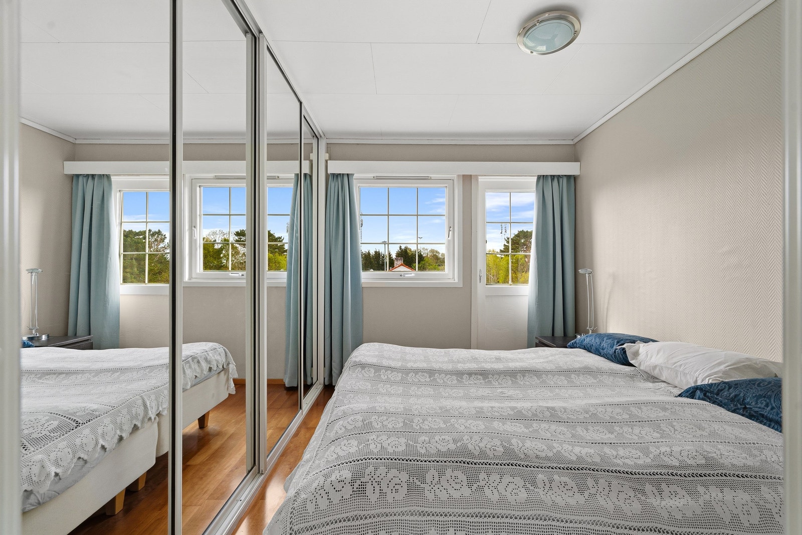 Soverommet i andre etasje har en stor skyvedørsgarderobe med speilfronter. Galleribilde