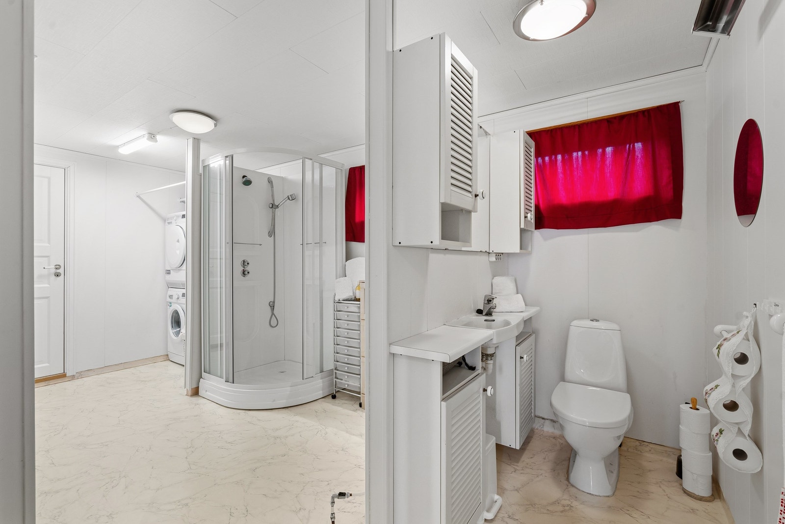 Badet i første etasje er kombinert med vaskerom og har dusjkabinett. Galleribilde