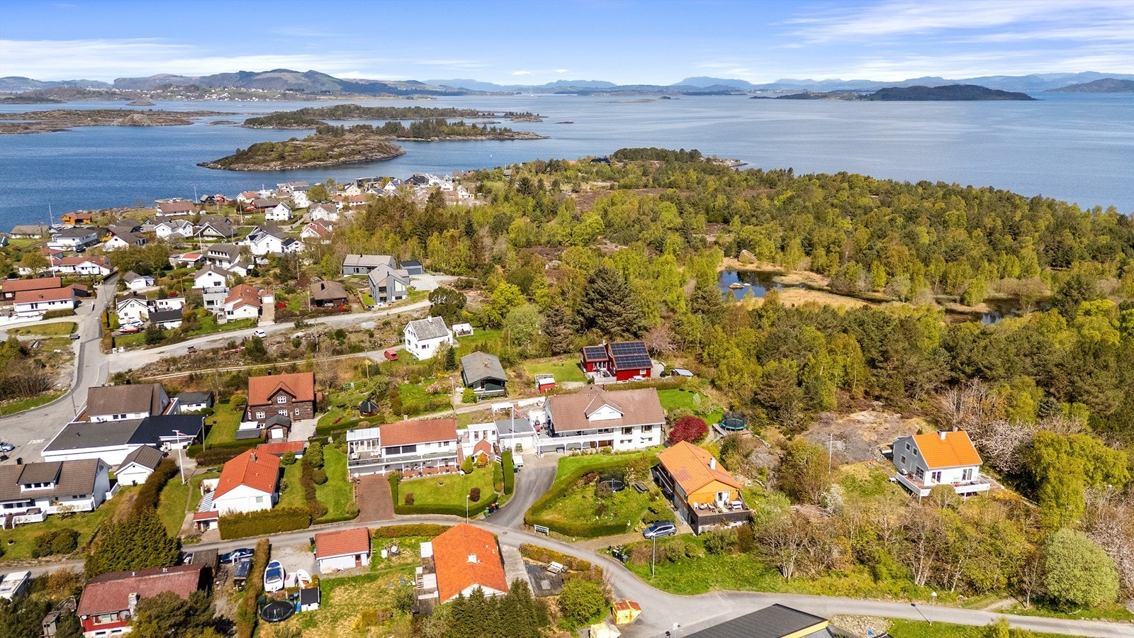 Vassøy er omkranset av sjø og holmer, med gode muligheter for båtliv og rekreasjon. Galleribilde