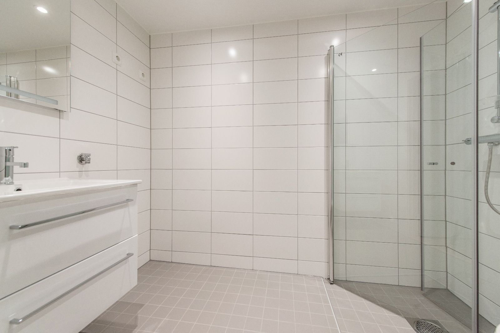 Bad med vannbåren gulvvarme. Vaskemaskin følger med (ikke med på bildene). Galleribilde