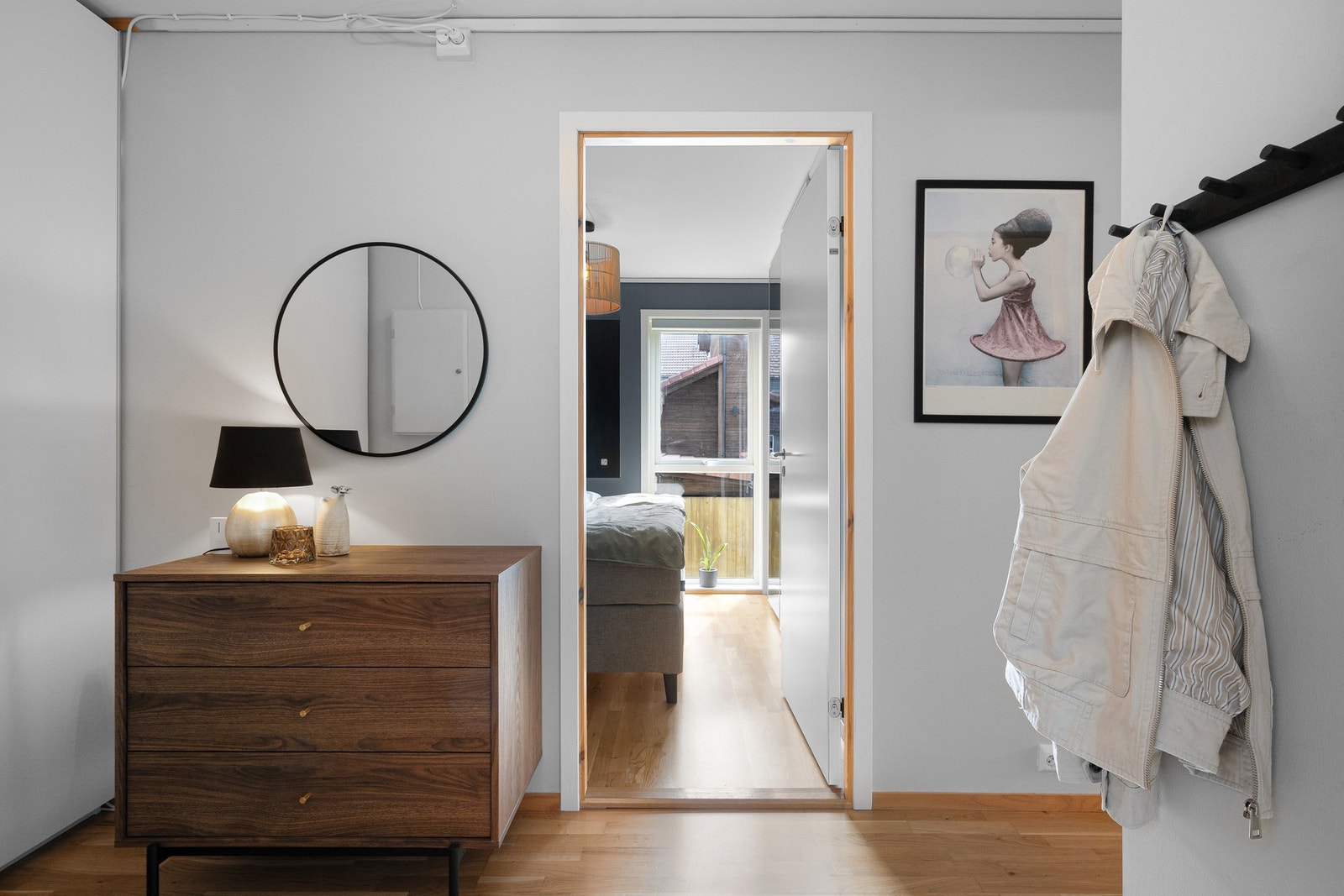 Lys og innbydende entré med god plass til å henge fra seg yttertøy. Galleribilde