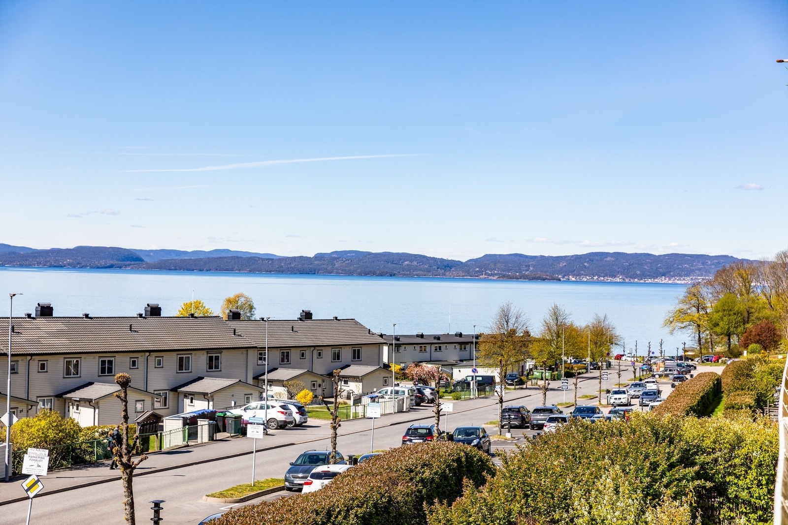 Nydelig utsikt fra verandaen til blant annet Hurumlandet på motsatt side av fjorden. Galleribilde