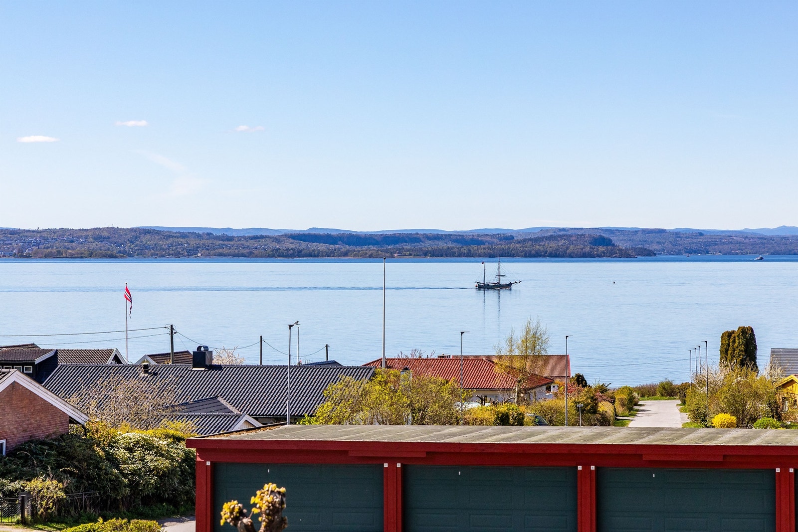 81-blokka ligger i nedre del av Refsnesalleen, hvor det er nydelig utsikt over Oslofjorden. Fotograf; Børge Oppegård. Galleribilde