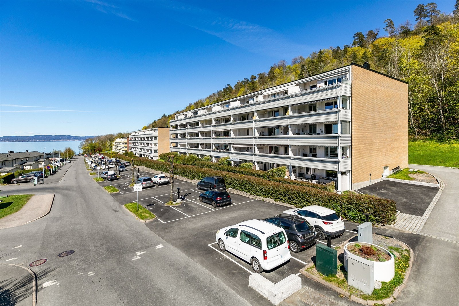 Borettslaget har biloppstillingsplasser som leies ut etter søknad og ventelister. Galleribilde