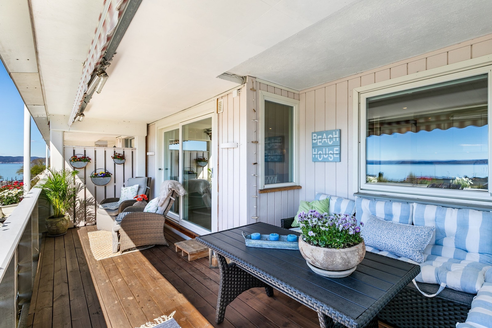 Vestvendt veranda på ca. 16 kvm. med markise i hel bredde. Hit kommer solen allerede fra tidlig ettermiddag sommerstid. Galleribilde