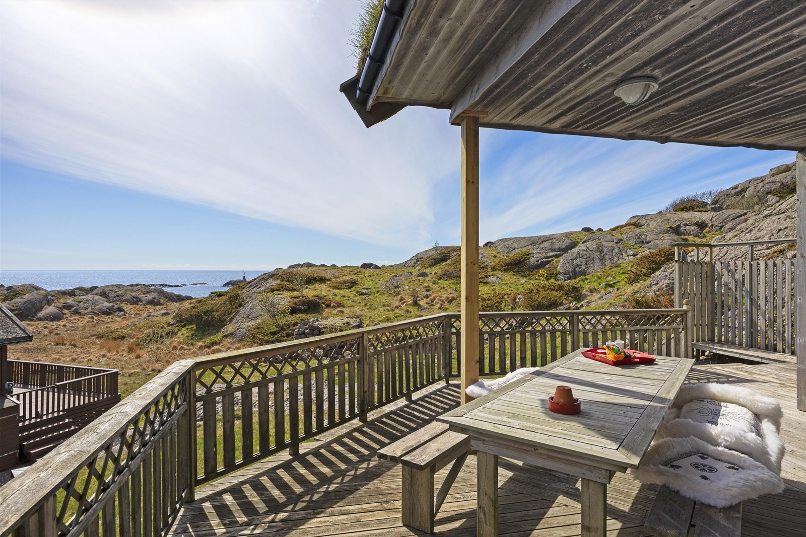 Terrassen er delvis formet til fjellet og glir naturlig inn i terrenget. Galleribilde