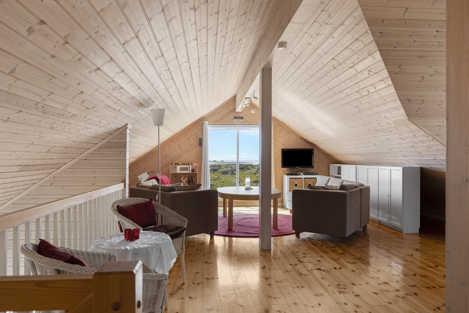 Loftstuen i andre etasje er et lyst og trivelig oppholdsrom med flott utsikt. Galleribilde