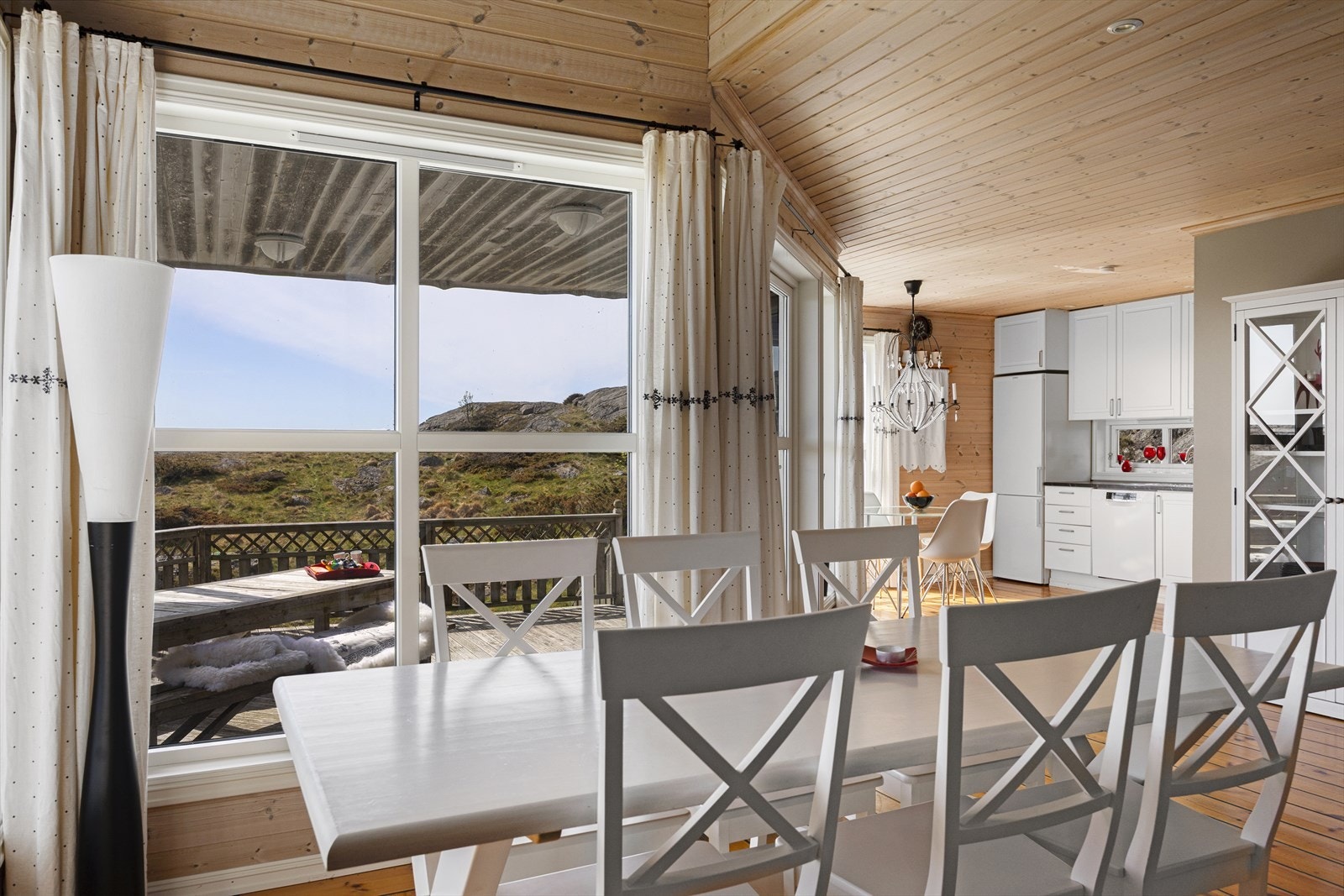 Spisestuen har god plass til langbord og er en naturlig samlingsplass i hytta. Galleribilde