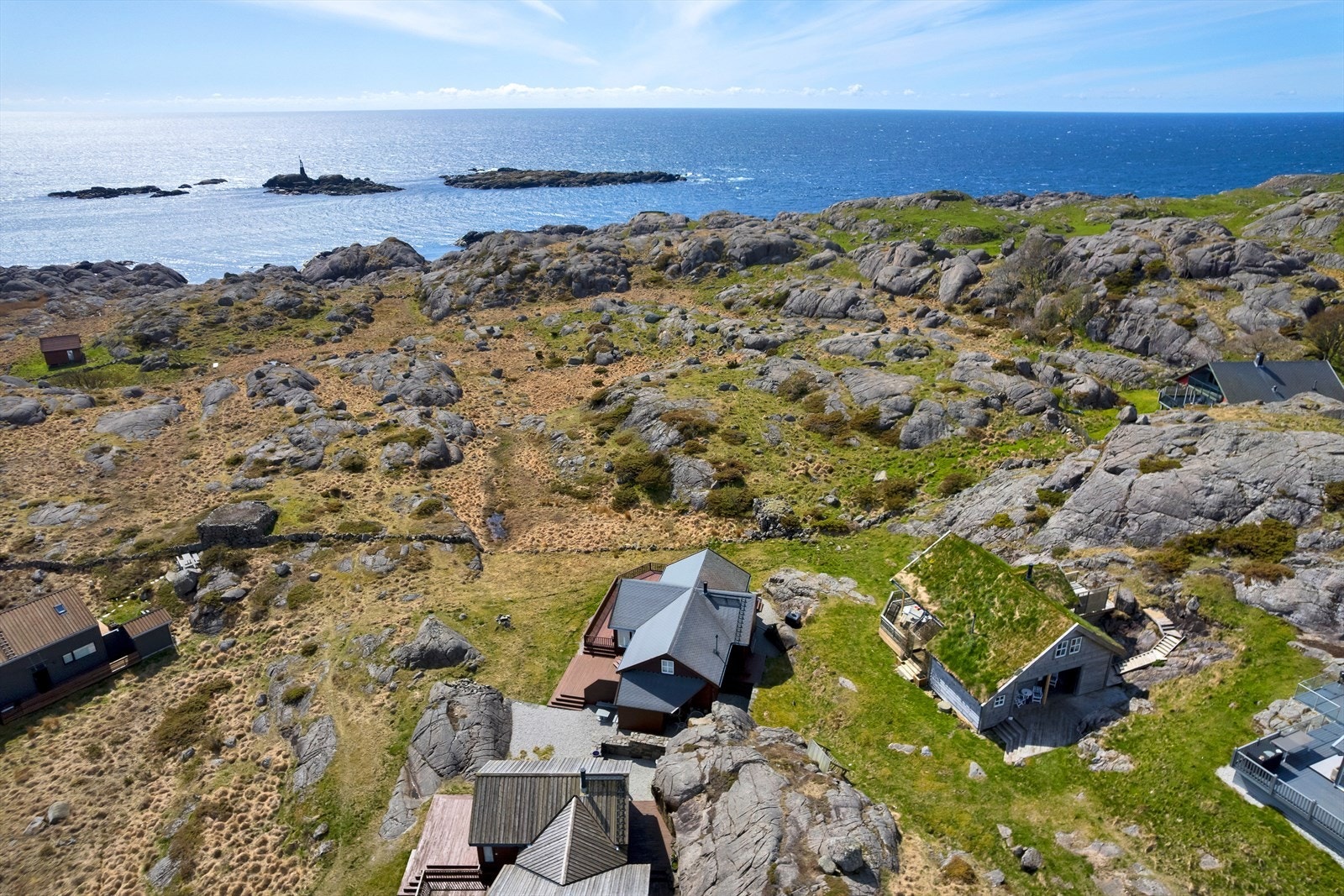Beliggenheten er kun ca. 200 meter fra sjøen, med gode muligheter for bading og fiske. Galleribilde
