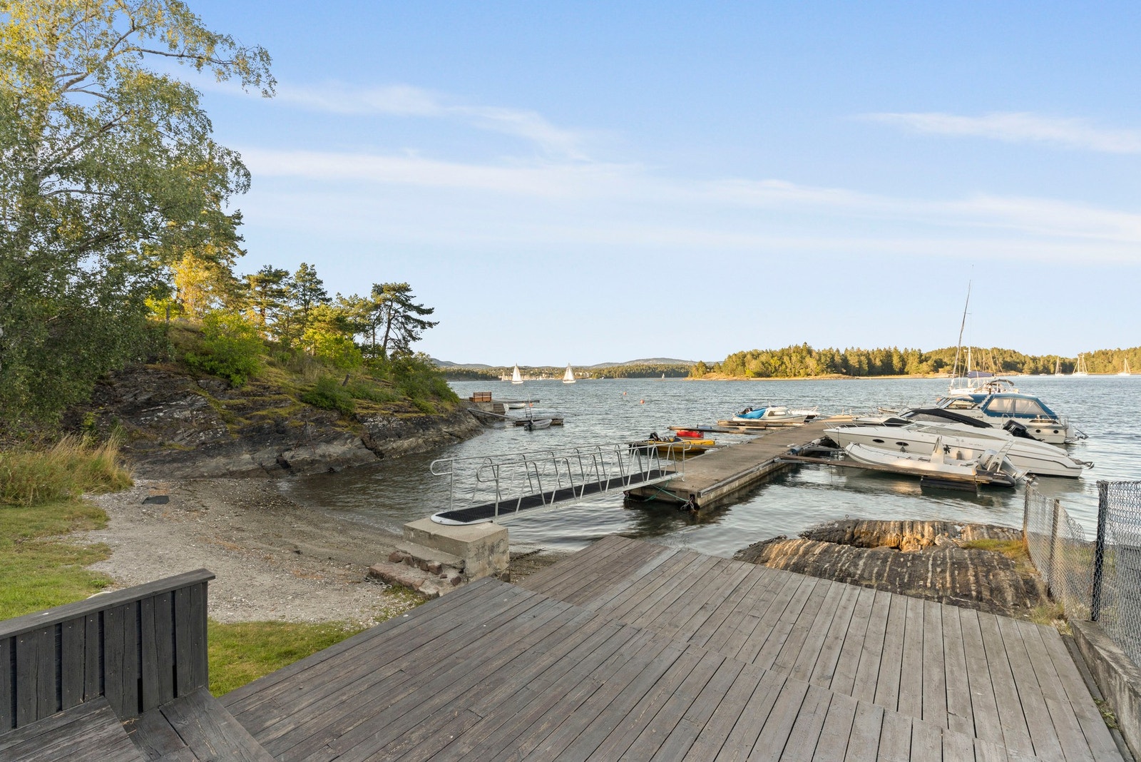 Andel i strandparsell med båtplass medfølger eiendommen. Galleribilde