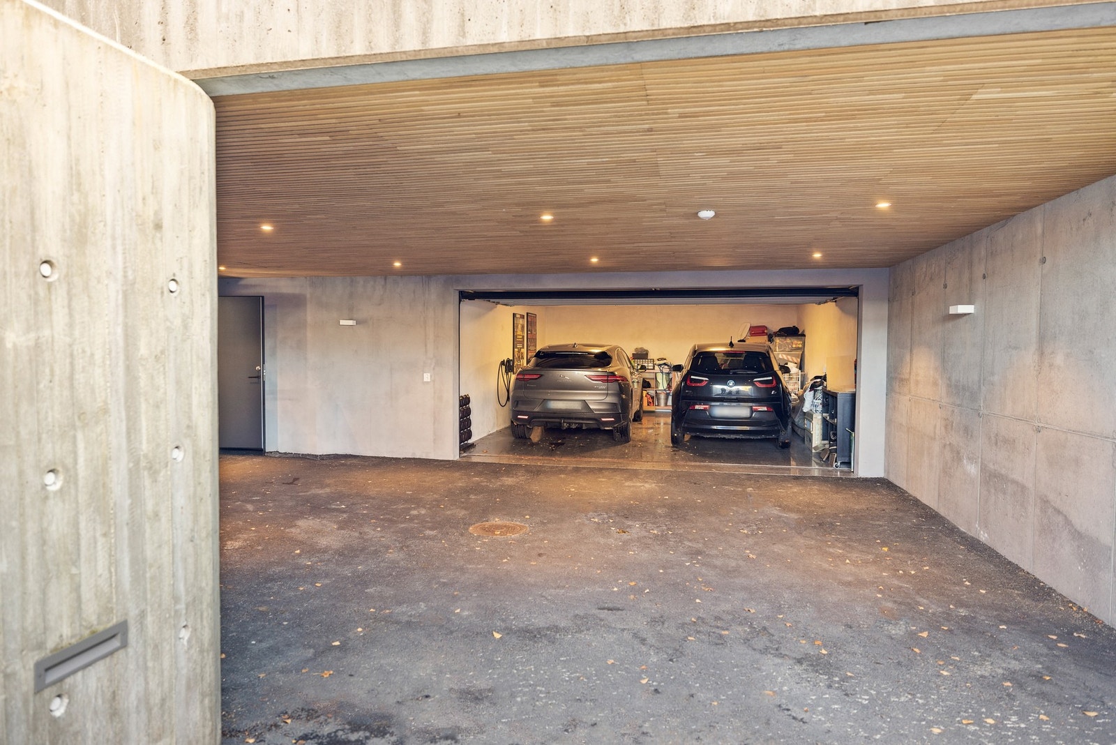 Integrert garasjeanlegg med plass til to biler. Galleribilde