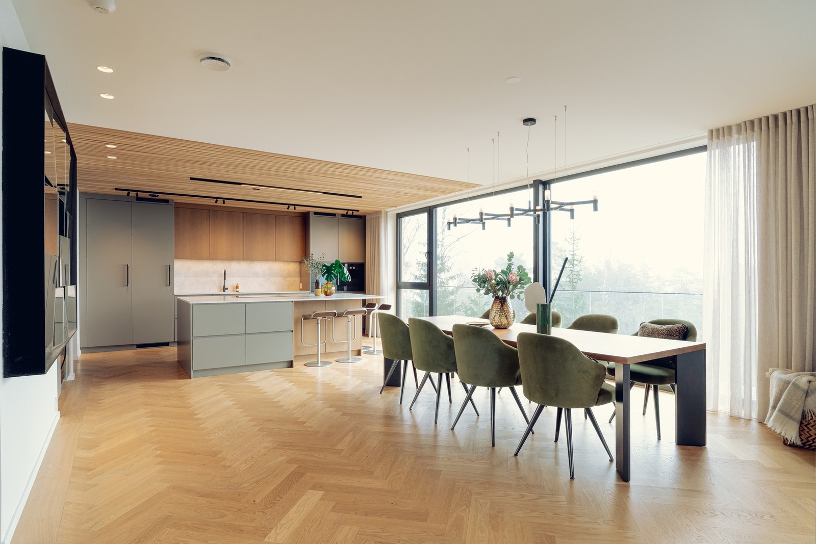 Store oppholdsrom skaper perfekte rammer for familieliv. Galleribilde