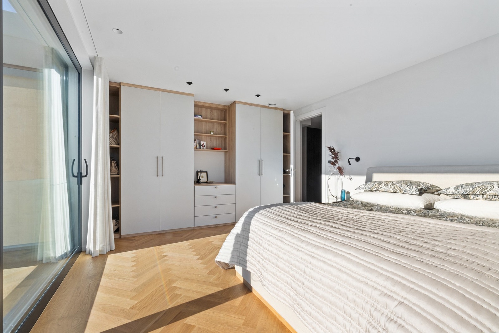 Hovedsoverommet. Store plassbygde garderobeløsninger fra Oslo Kjøkkenstudio. Galleribilde