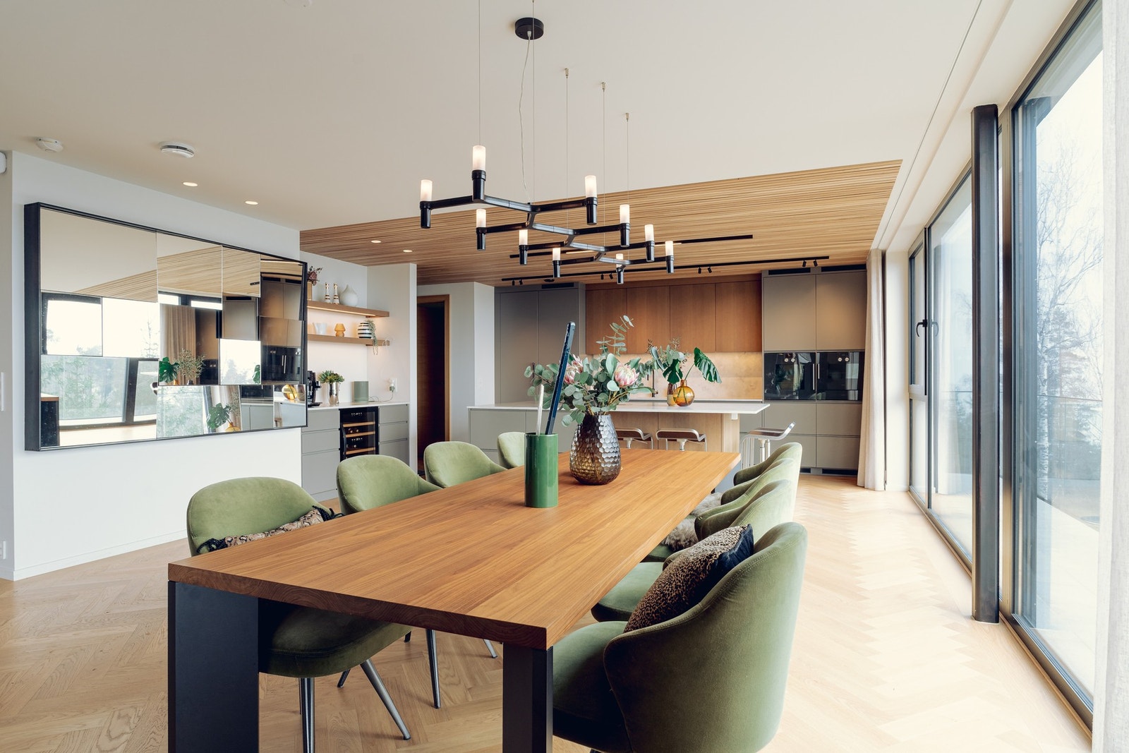 God plass til stort spisebord. Galleribilde