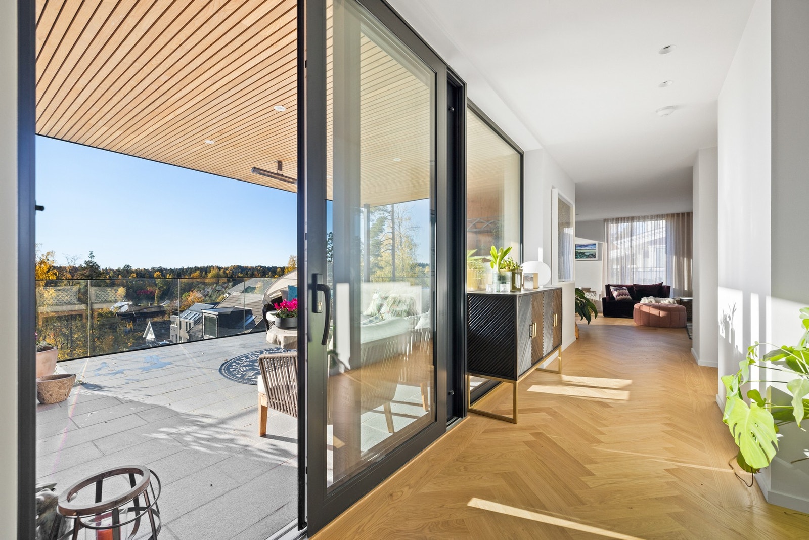 Sømløs overgang mellom inne- og uterom gjennom store glassflater. Galleribilde