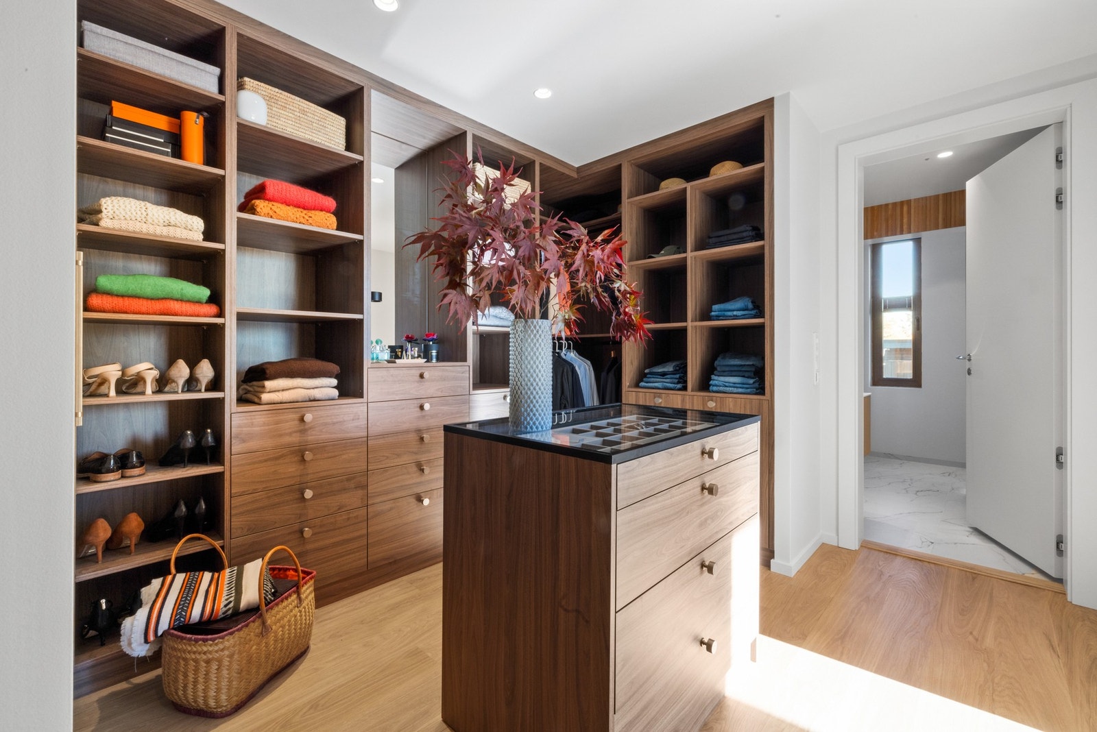 Hovedsoverom med walk-in closet og privat bad. Galleribilde