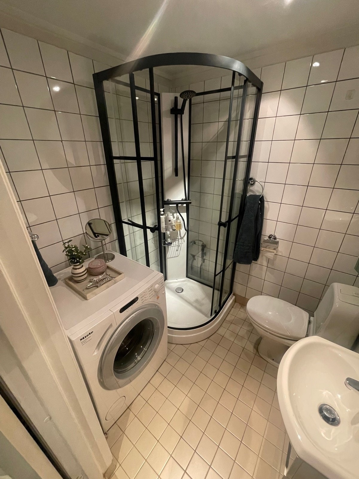 Bad med dusj, vask, wc og vaskemaskin Galleribilde