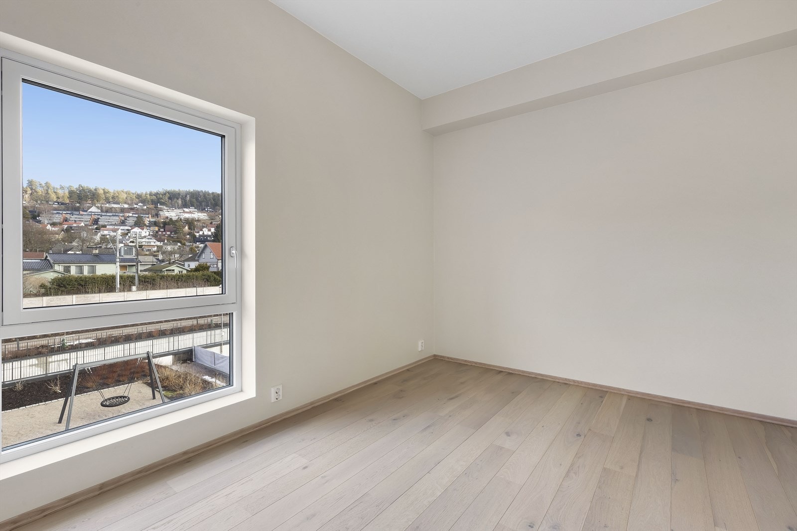 Leiligheten har to lyse og pene soverom som har god plass for soveromsmøblement. Galleribilde