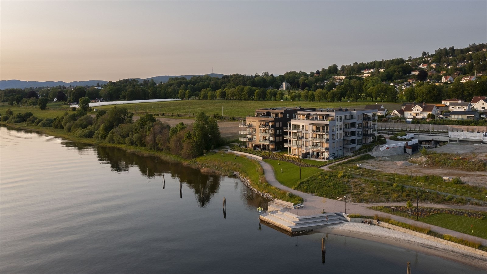 Leiligheten er en del av Osebakken Park som er et nytt bolig- og rekreasjonsområde ved Porsgrunnselva. Galleribilde