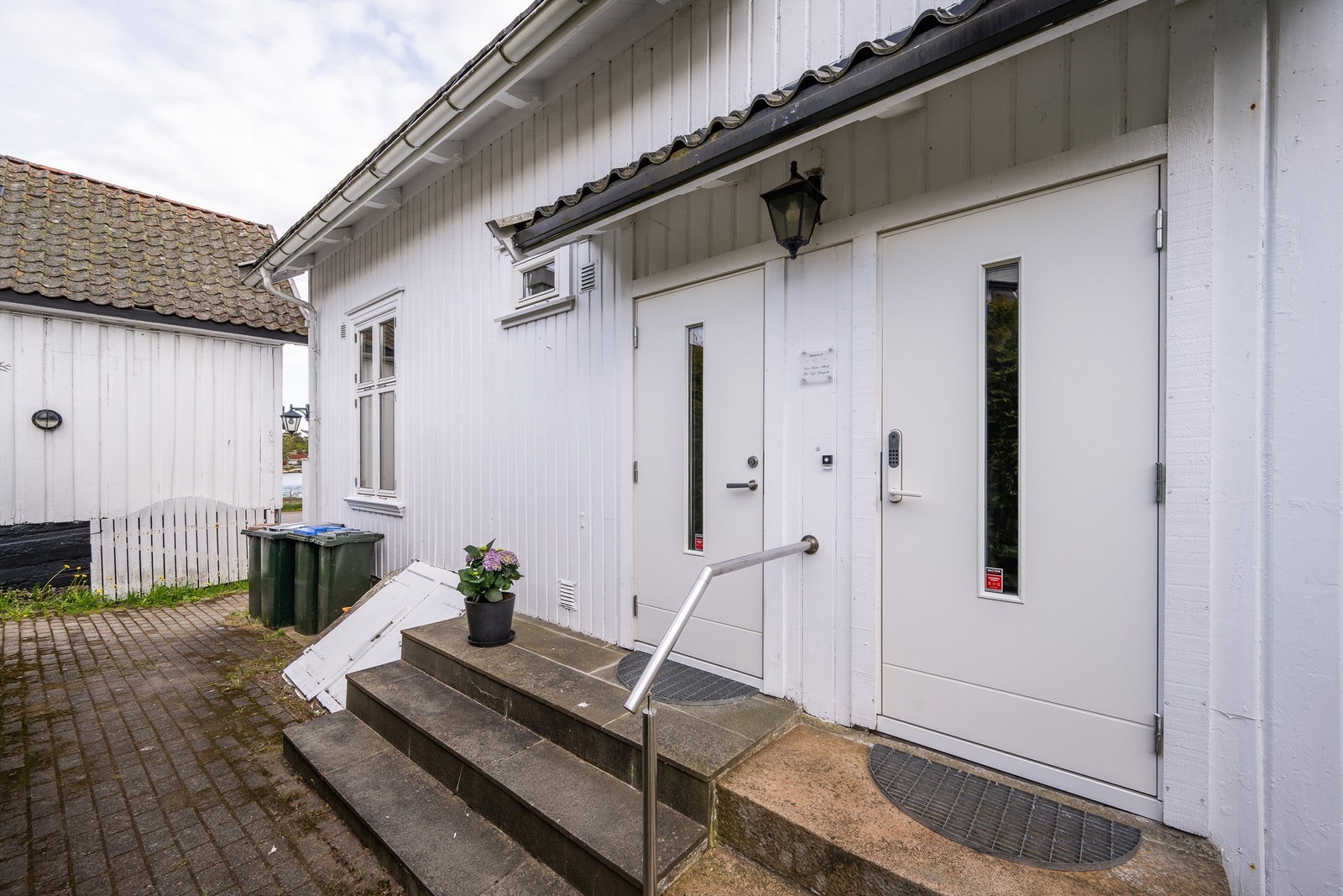 Det er en inngangsdør til hybelen og en til hovedenheten. Det er i dag åpnet opp mellom hybelen og hoveddelen i gangen. Galleribilde