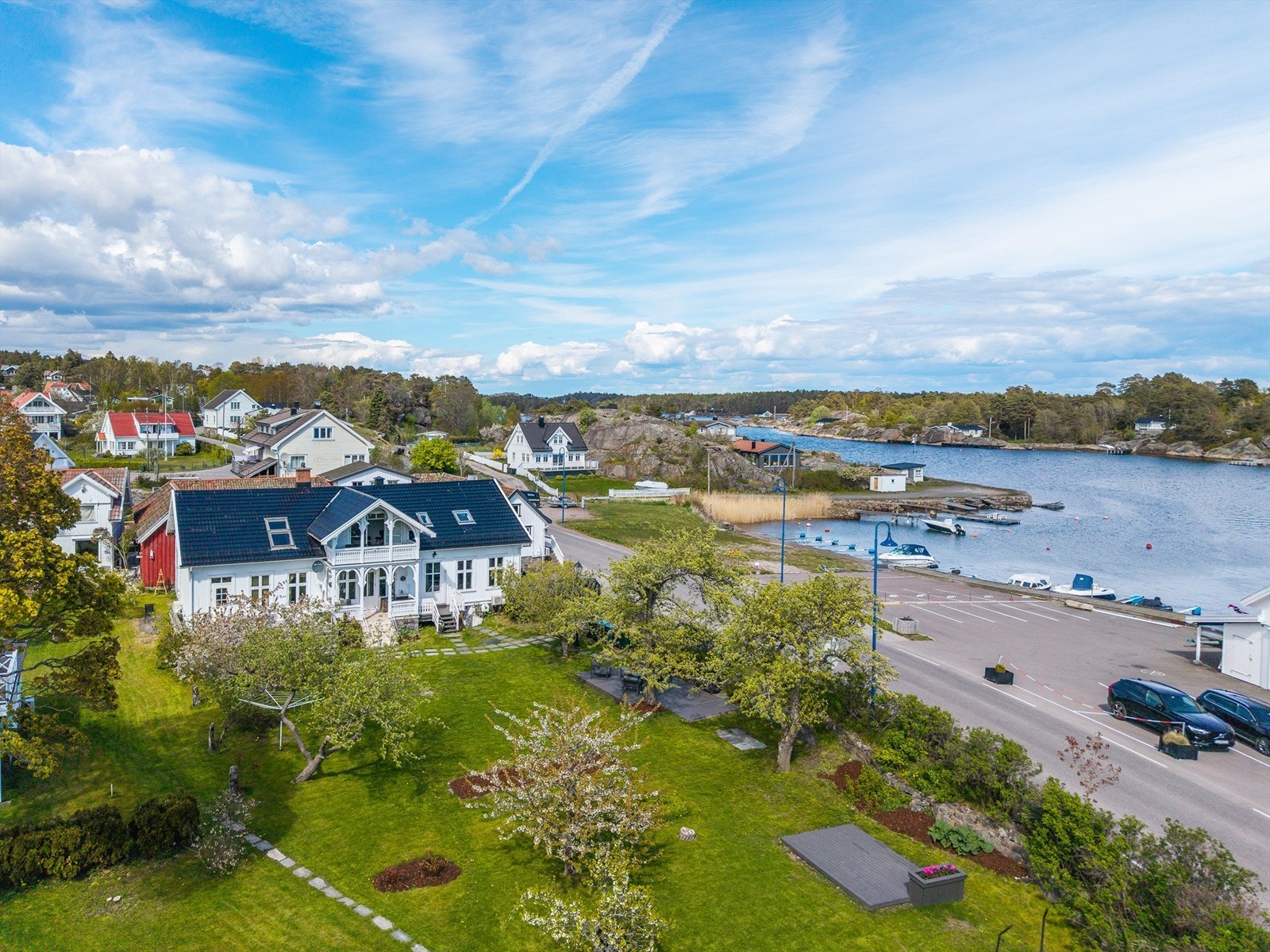 Her får man en sjelden kombinasjon av fredelige omgivelser, vakker natur og nærhet til sjøen, i et område kjent for sin ekte sommeridyll og maritime atmosfære. Galleribilde