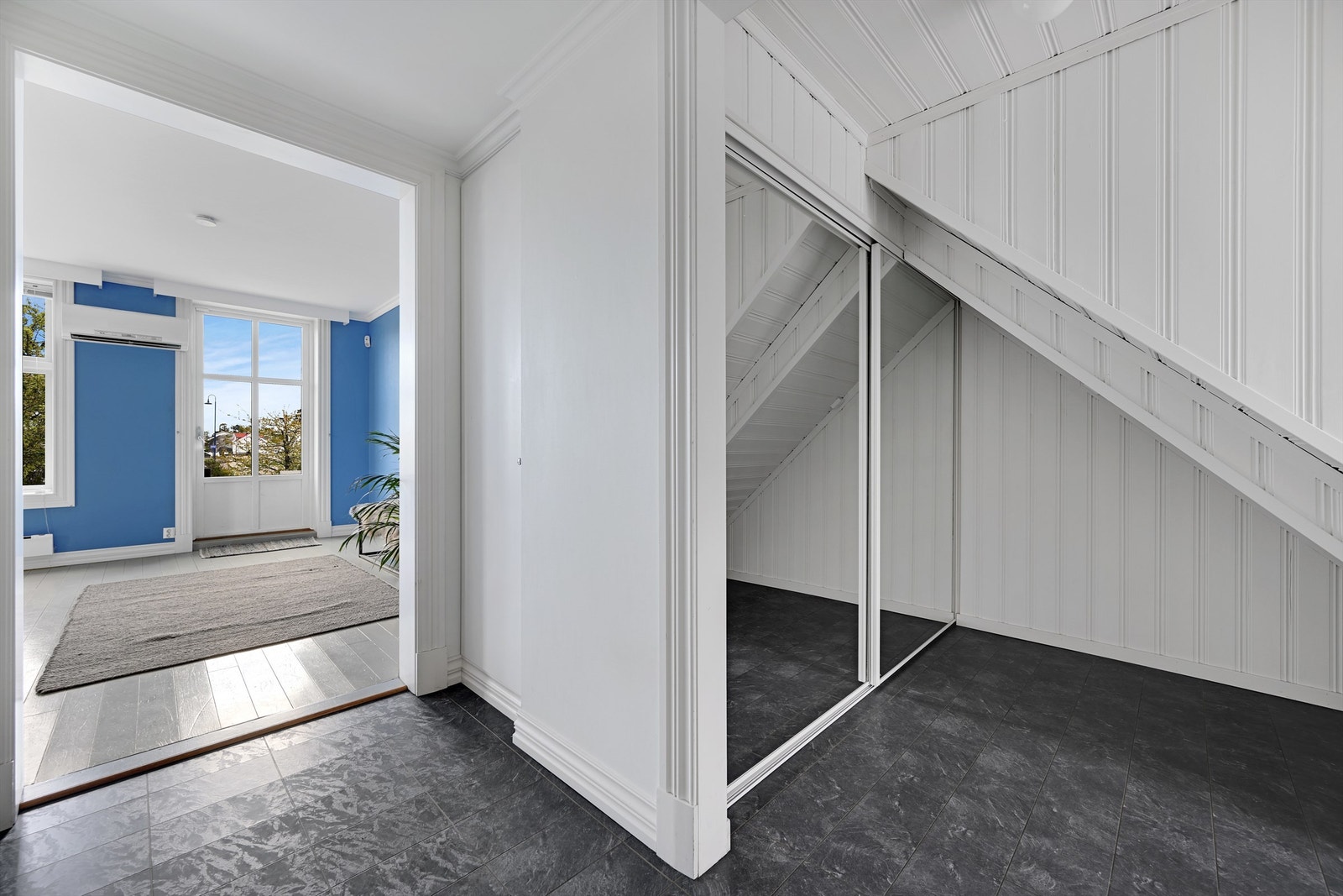 Hybeldelen i 1. etasje har egen inngang og byr på en lys og trivelig atmosfære. Galleribilde