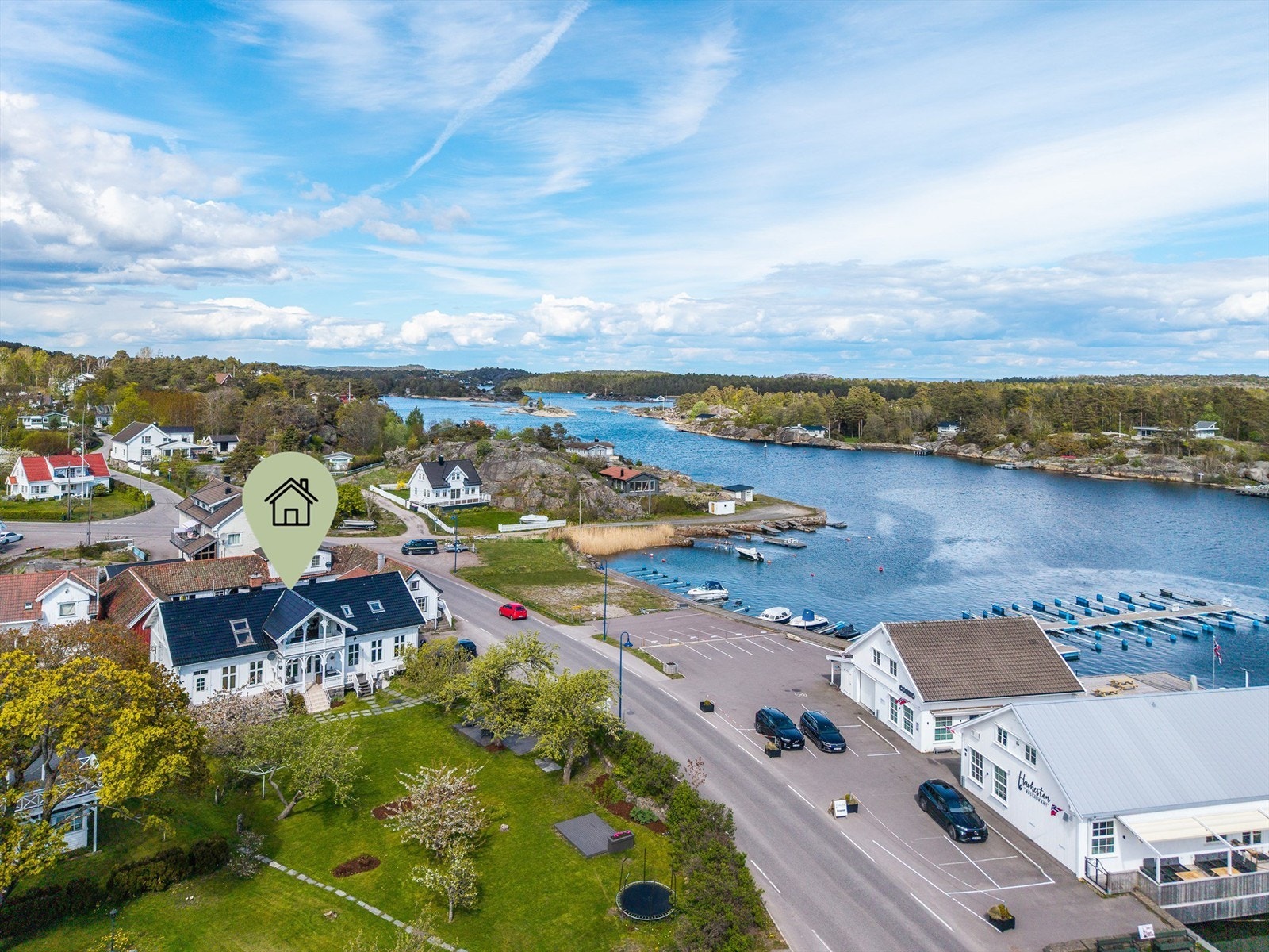 Sjønær eiendom med en flott beliggenhet "midt i smørøyet" i Røssesundet. Galleribilde